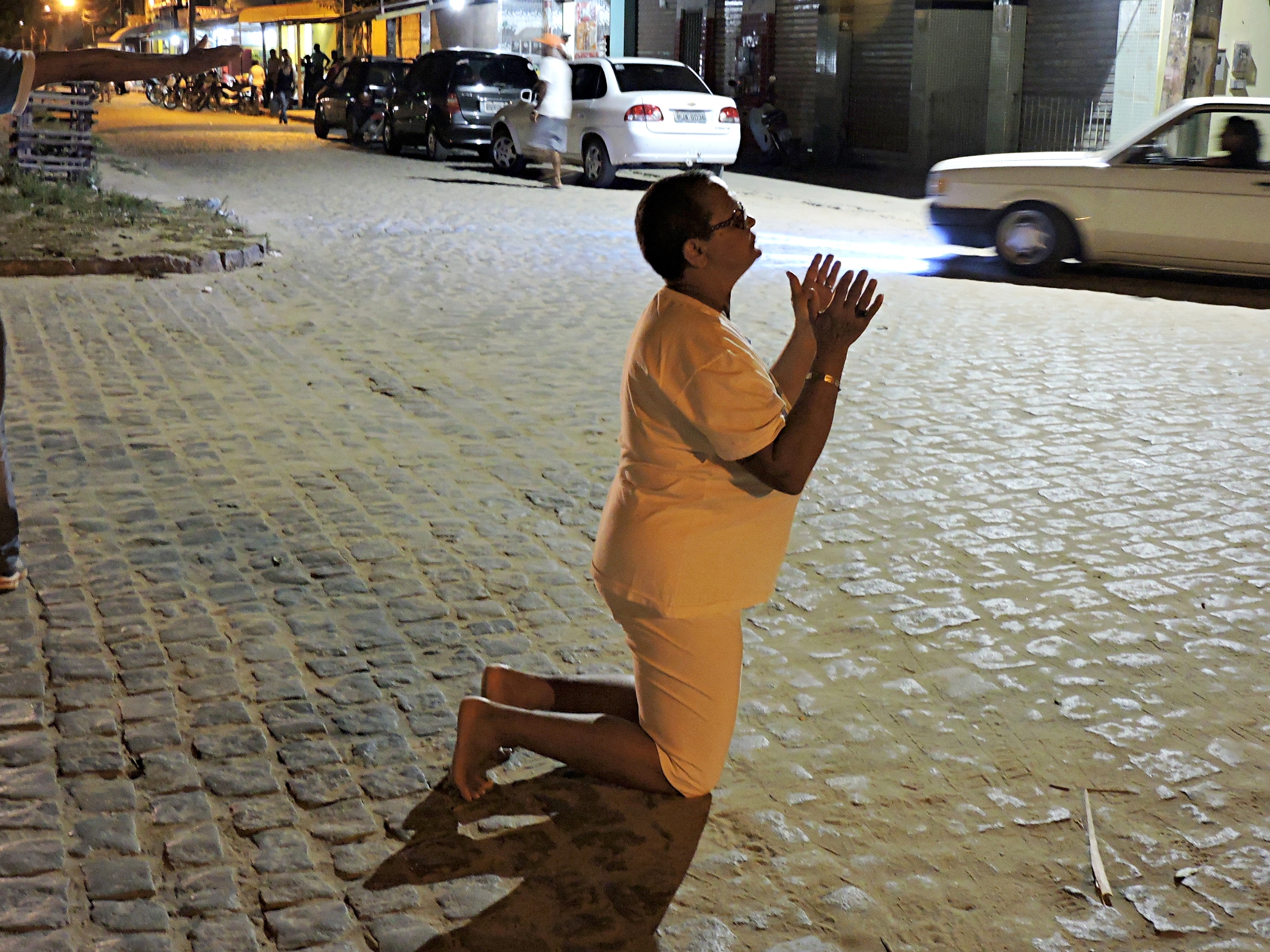 Mulher ajoelhada na rua