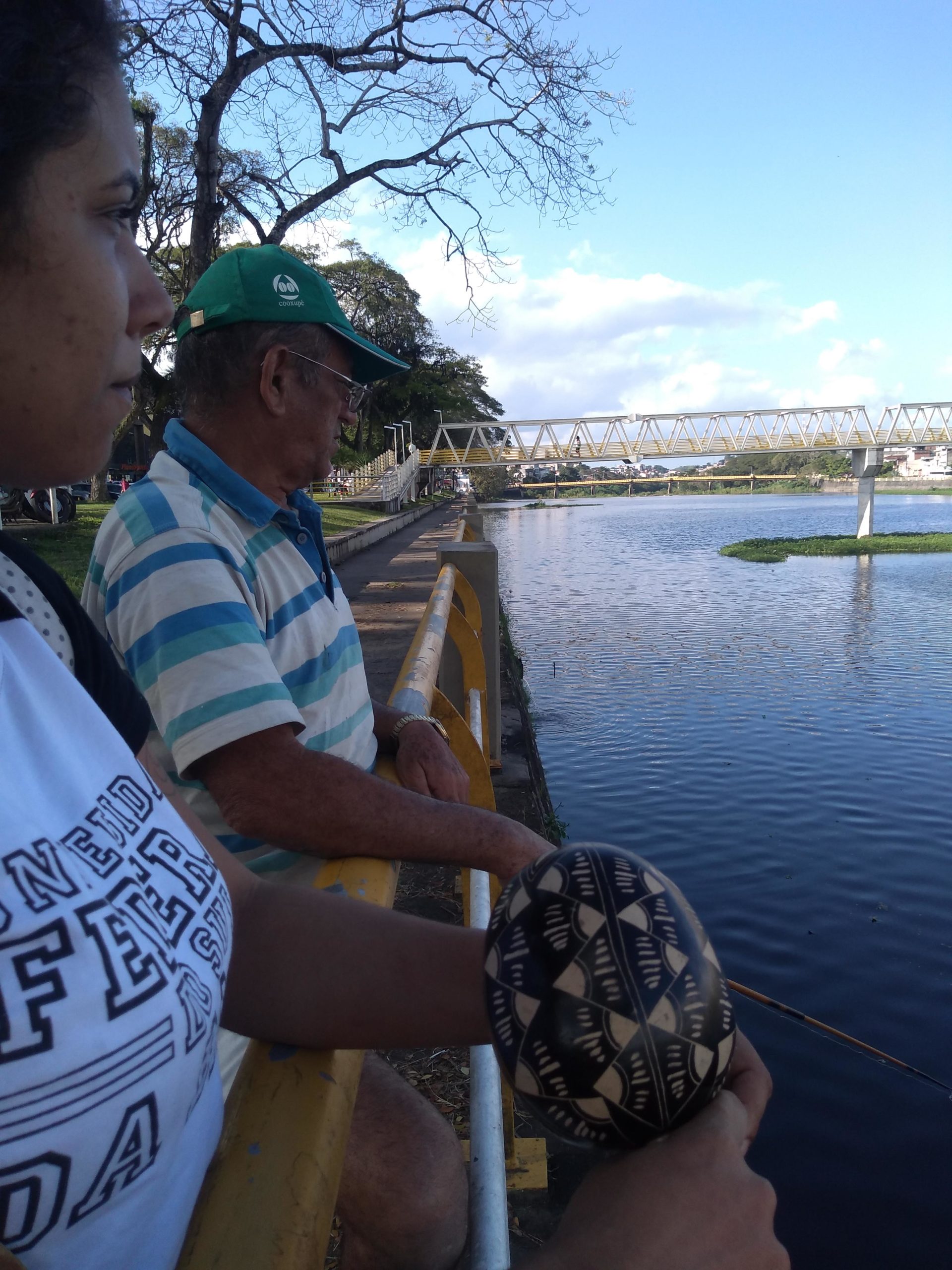 Pessoas olhando para um rio